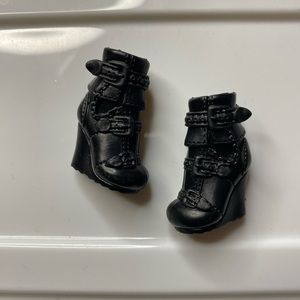 MONSTER HIGH ~Howleen Wolf Pack Of Trouble Replacement Black Shoes